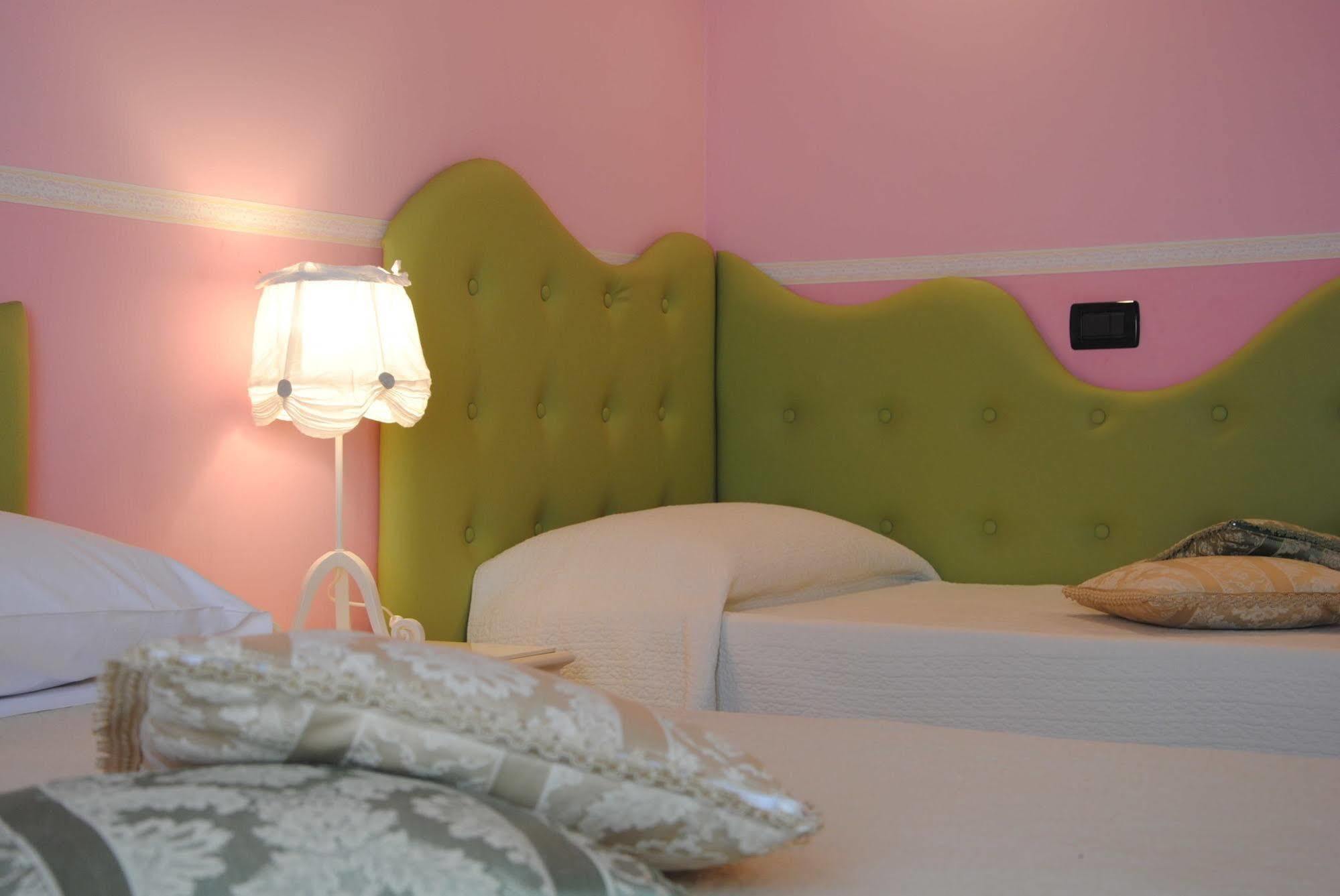 Flower Inn ชัมปีโน ภายนอก รูปภาพ