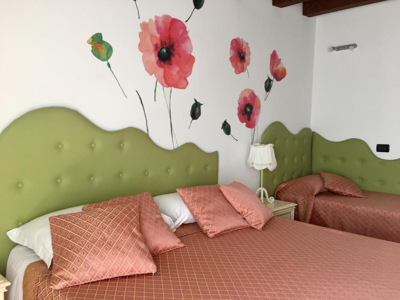Flower Inn ชัมปีโน ภายนอก รูปภาพ